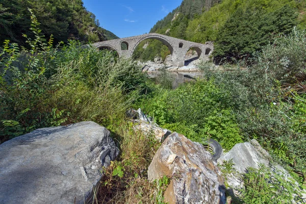 Reflection of Devil's Bridge in Arda river and Rhodopes mountain, Kardzhali Region — Stock Photo, Image