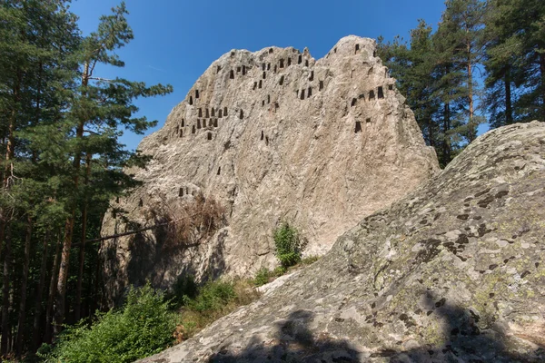 Ruinas del Santuario Tracio Águila Rocas cerca de la ciudad de Ardino, región de Kardzhali — Foto de Stock