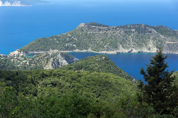 Incredibile vista sul villaggio di Assos e bellissima baia di mare, Cefalonia, isole ioniche — Foto Stock
