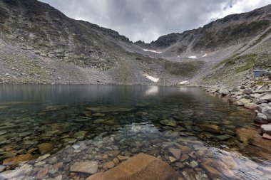 Ledenoto (ICE) Gölü ve bulutlar Musala tepe, Rila Dağı üzerinde şaşırtıcı Panoraması