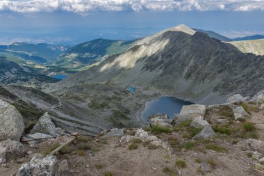 Ledenoto (ICE) Gölü, Musala tepe, Rila mountai yataydan üzerinde kara bulutlar