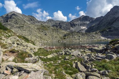 Musala ve Irechek tepeler ve Musalenski gölleri, Rila Dağı üzerinde açık gökyüzü