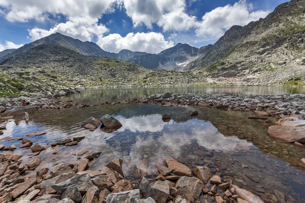 Nubes sobre el pico Musala y reflexión en los lagos Musalenski, montaña Rila —  Fotos de Stock