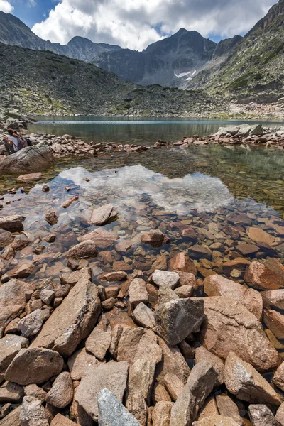 Niesamowity krajobraz, odbicie Irechek i Musala szczyt w Musalenski jeziora, góry Riła — Zdjęcie stockowe