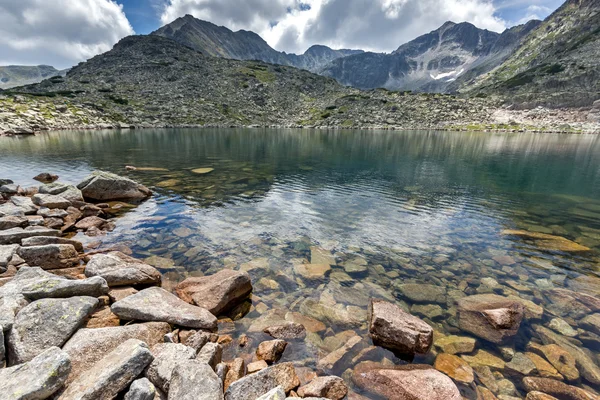 Riva rocciosa dei laghi Musalenski, montagna di Rila — Foto Stock