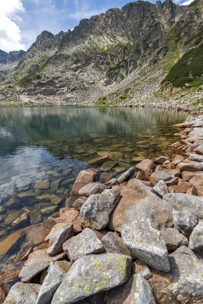 Paisagem com pedras na água dos lagos Musalenski, Rila montanha — Fotografia de Stock