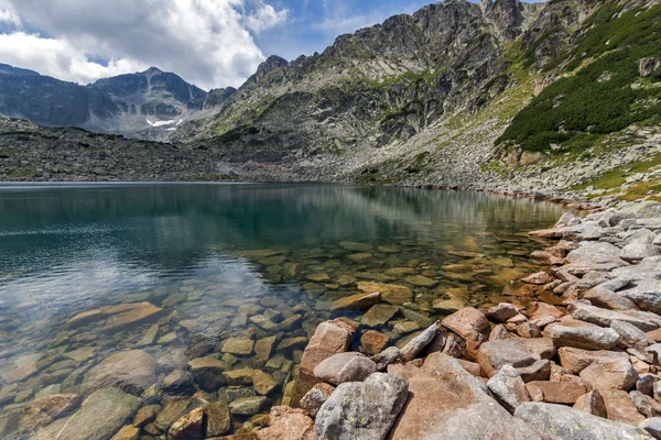 Kameny ve vodě a reflexe Musalenski jezera, hory Rila — Stock fotografie