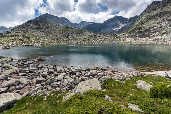 Panorama del pico de Musala y reflexión en los lagos de Musalenski, montaña de Rila —  Fotos de Stock