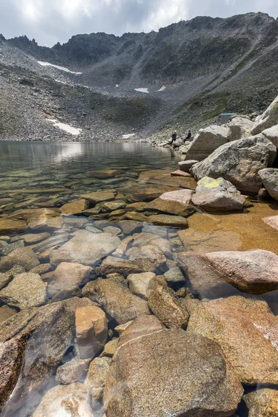 Pemandangan yang menakjubkan dari Danau Ledenoto (Es), Puncak Musala dan Trionit, Gunung Rila — Stok Foto