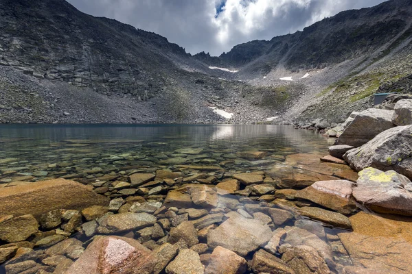 Ledenoto (Es) Danau dan awan di atas Puncak Musala, gunung Rila — Stok Foto