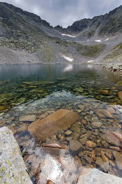 Eaux claires du lac Ledenoto (glace) et nuages au-dessus du pic Musala, montagne Rila — Photo