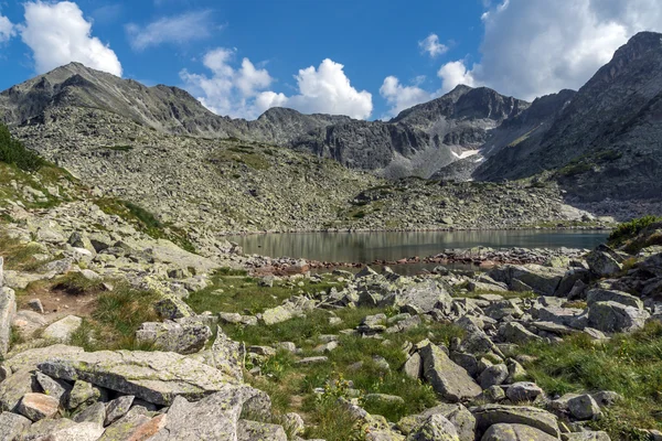 Jasné nebe nad Musala a Ireček vrcholy a Musalenski jezera, hory Rila — Stock fotografie