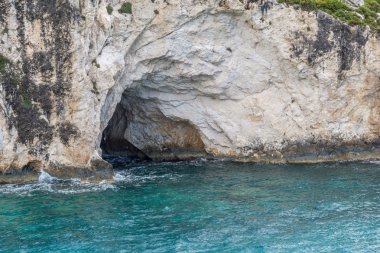 Limnionas bay Beach Zakynthos Adası'nda mağara