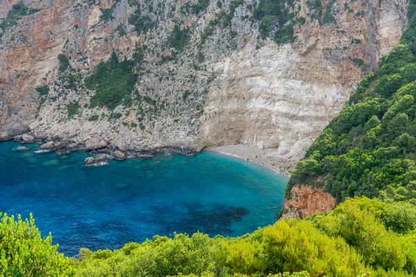 Modrá voda a skály pláže na ostrově Zakynthos — Stock fotografie