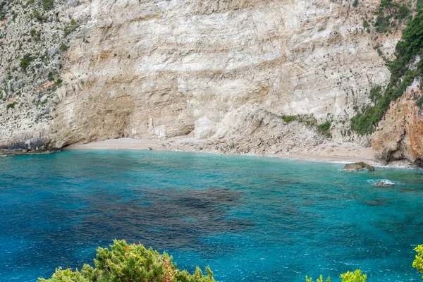 Vista incrível da água azul e rochas de pequena praia na ilha de Zakynthos — Fotografia de Stock