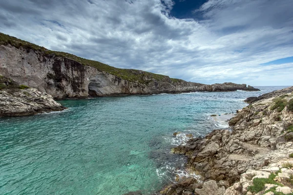 Nubes oscuras sobre la bahía de Limnionas en la isla de Zakynthos —  Fotos de Stock