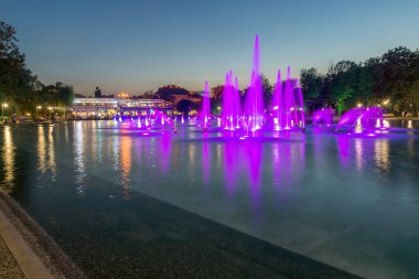Gün batımı görünümü şarkı çeşmeler Çar Simeon Bahçe, şehir Plovdiv