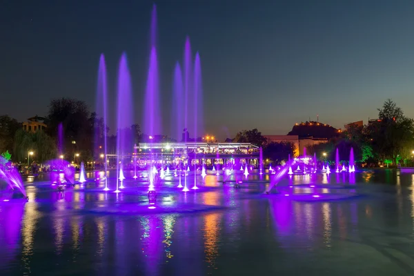 Nattvisning av Singing Fountains i staden Plovdiv — Stockfoto