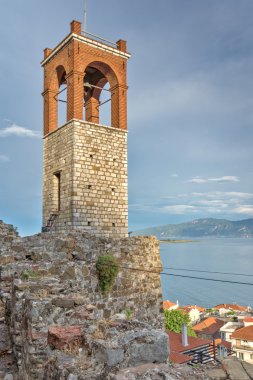 Nafpaktos şehirde Saat Kulesi ile deniz manzarası