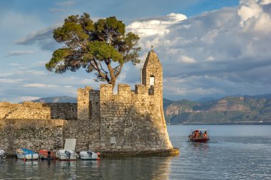Gün batımı sur, bağlantı noktası Nafpaktos şehir panoraması,