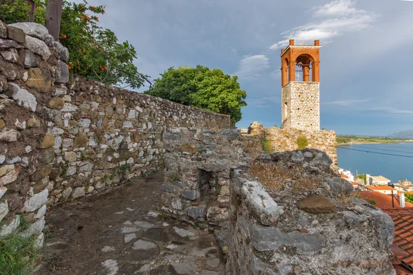 Marina incrível com torre de relógio na cidade de Nafpaktos — Fotografia de Stock