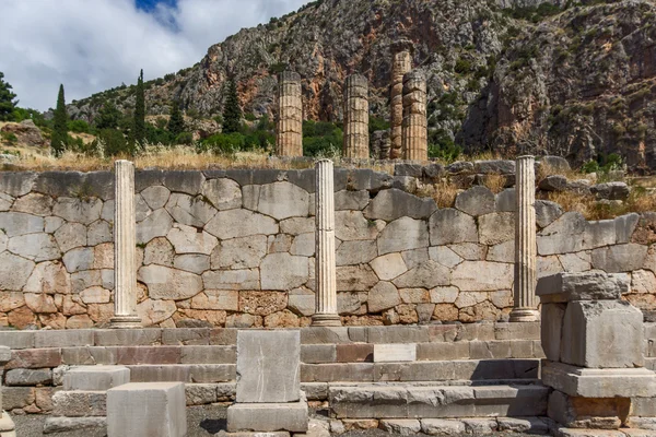 Στήλες στην αρχαία ελληνική αρχαιολογικός χώρος των Δελφών — Φωτογραφία Αρχείου