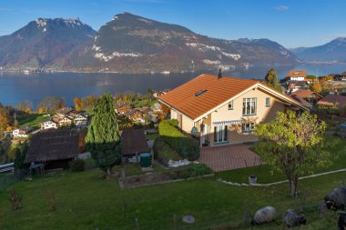 Lake Thun ve tipik İsviçre köy kasaba Interlaken yakınındaki