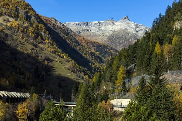 令人惊叹的全景画面阿尔卑斯山以及多诺德隧道下山路 — 图库照片