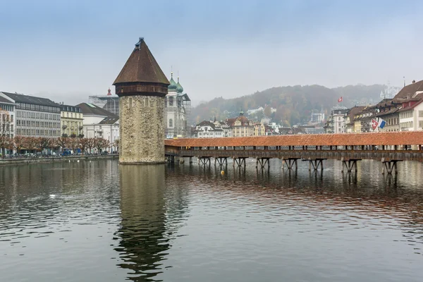 Mañana brumosa y el puente de la capilla sobre el río Reuss, Lucerna — Foto de Stock