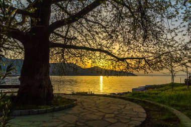 Dolgu ve ağaç Thassos Town, Doğu Makedonya ve Trakya şaşırtıcı günbatımı