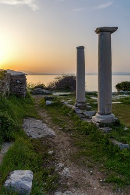 Evraiokastro arkeolojik sitesi, Thassos kentindeki günbatımı Doğu Makedonya ve Trakya