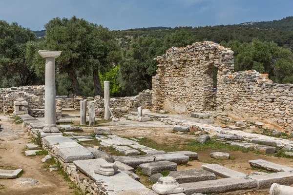 Kolommen in de ruïnes van de oude kerk in de archeologische site van Aliki, Thassos eiland — Stockfoto