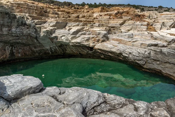 Aguas limpias de Giola Natural Pool en la isla de Tasos, Macedonia Oriental y Tracia — Foto de Stock