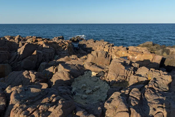 Coucher de soleil panoramique sur les rochers du littoral de la ville de Sozopol et de la mer Noire — Photo