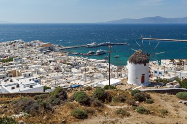 Panoramik beyaz yel değirmeni ve Mikonos Adası, Cyclades