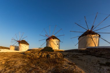 Günbatımı beyaz yel değirmenleri ve Ege Denizi Adası Mykonos, Cyclades