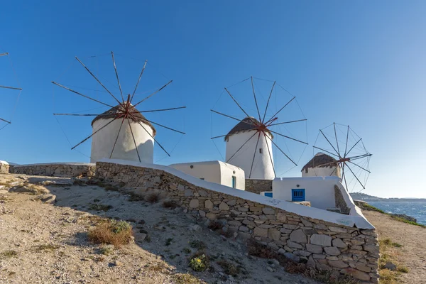 白い風車とミコノス島、クラデス島の上の青空 — ストック写真
