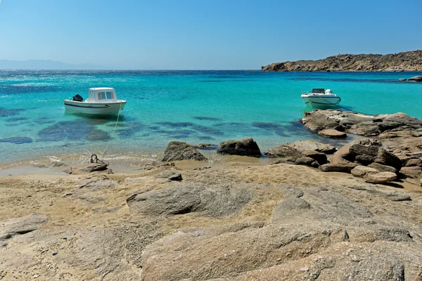 Small boat in Paranga Beach on the island of Mykonos, Cyclades — Stock Photo, Image