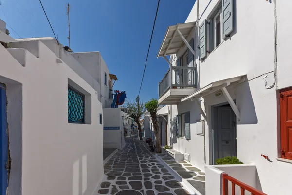 Gata med vita hus i staden Mykonos, Kykladerna — Stockfoto