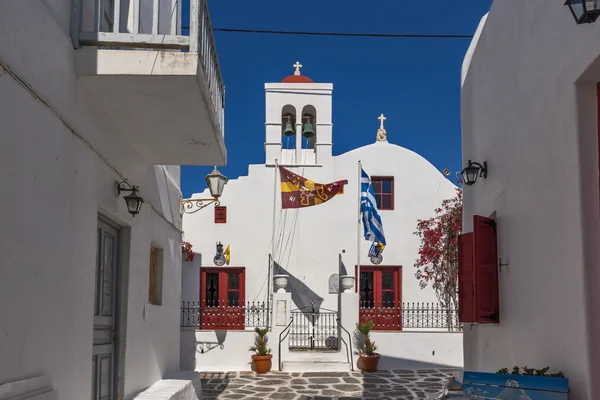 Chiesa bianca ortodossa e piccolo campanile a Mykonos, Isole Cicladi — Foto Stock