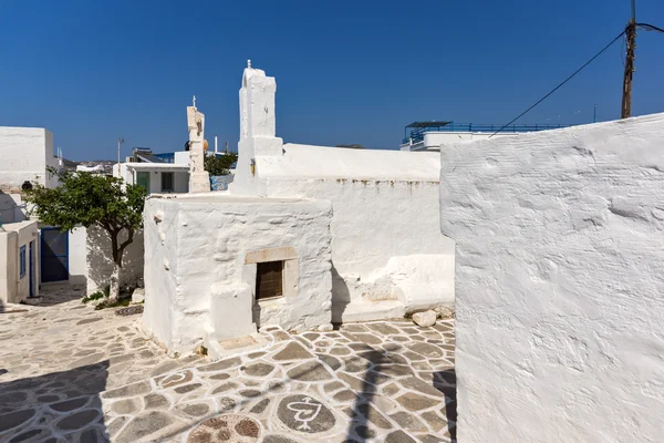 Geweldig witte pil en zeegezicht in plaats van Parakia, eiland Paros, Cycladen — Stockfoto