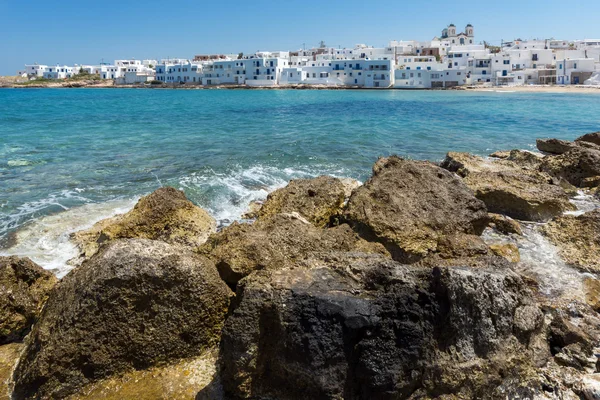 Flores y casas blancas en la ciudad de Mykonos, Islas Cícladas — Foto de Stock