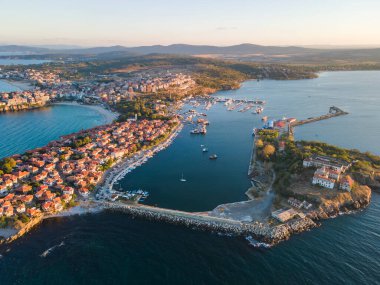 Bulgaristan 'ın Burgaz Bölgesi' nin eski Sozopol kentinin hava gün batımı manzarası