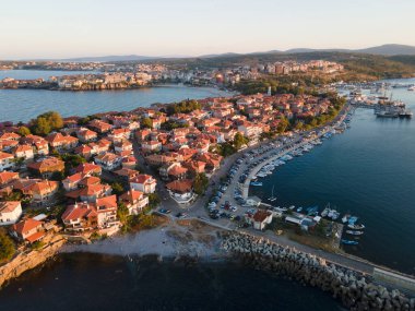 Bulgaristan 'ın Burgaz Bölgesi' nin eski Sozopol kentinin hava gün batımı manzarası
