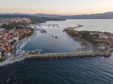 Bulgaristan 'ın Burgaz Bölgesi' nin eski Sozopol kentinin hava gün batımı manzarası