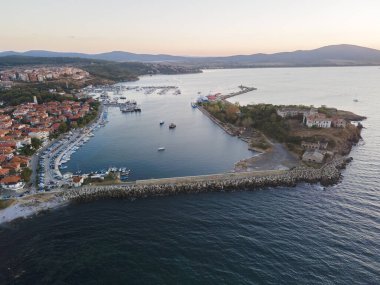 Bulgaristan 'ın Burgaz Bölgesi' nin eski Sozopol kentinin hava gün batımı manzarası