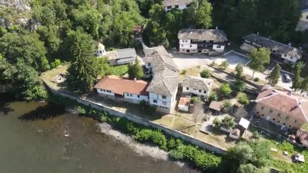 Vista Aérea Del Monasterio Medieval Cherepish Asunción Garganta Del Río — Vídeo de stock