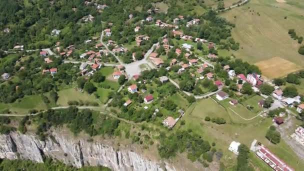 保加利亚巴尔干山脉Skaklya瀑布附近Zasele村的空中景观 — 图库视频影像