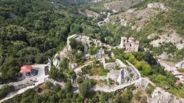 Bulgaristan 'ın Ortaçağ Asen Kalesi, Asenovgrad, Filibe Bölgesi' nin hava manzarası