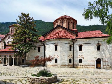 BACHKOVO Manastırı, BULGARIA - 16 Temmuz 2020: Bachkovo Manastırı 'ndaki Ortaçağ Binaları, Bulgaristan' ın Tanrı 'nın Annesi Dormition